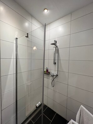 Shower, hair dryer, towels - Apartment "Große Terrassenwohnung mit Seeblick" with Lake View, Private Terrace & Wi-Fi (Stechlin)