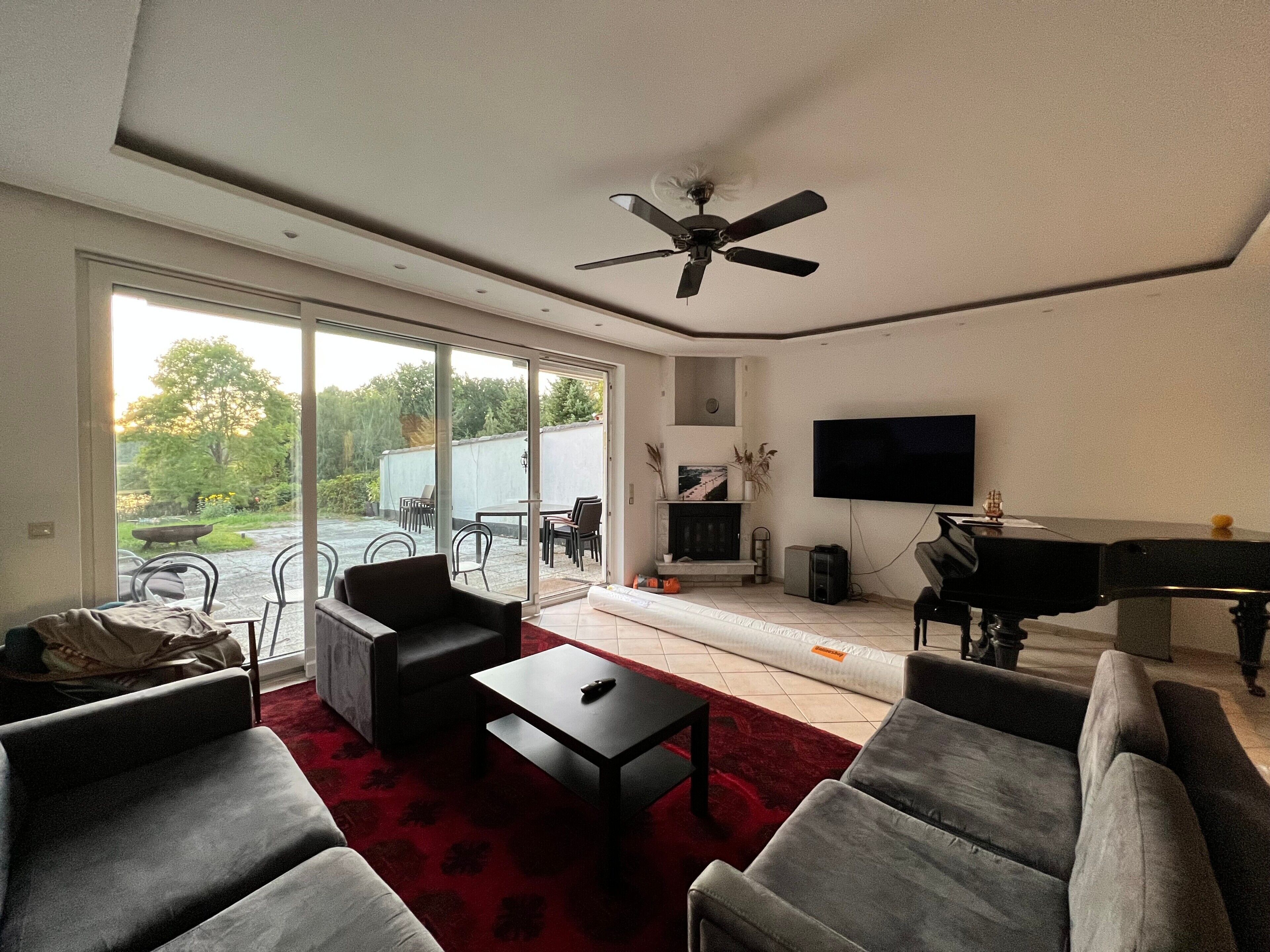 TV, fireplace
