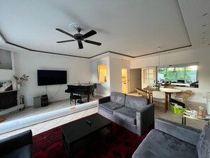 TV, fireplace - Apartment "Große Terrassenwohnung mit Seeblick" with Lake View, Private Terrace & Wi-Fi (Stechlin)