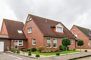 Exterior - Holiday Apartment "Gerken Amselnest" with Private Terrace, Private Garden and Wi-Fi (Ihlow)