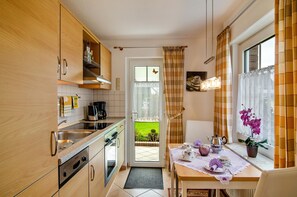 Fridge, microwave, oven, stovetop - Holiday Apartment "Gerken Amselnest" with Private Terrace, Private Garden and Wi-Fi (Ihlow)