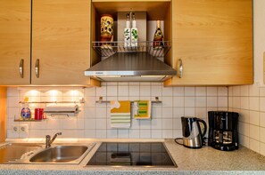 Frigorífico, microondas, horno y placa de cocina