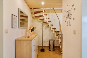 Interior - Holiday Apartment "Gerken Amselnest" with Private Terrace, Private Garden and Wi-Fi (Ihlow)