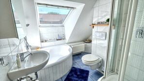 Shower, hair dryer, towels - Holiday Apartment 'Iris und Uwe' with Mountain View, Private Terrace and Wi-Fi (Markdorf)