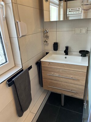 Een douche, gratis toiletartikelen, een haardroger, badjassen
