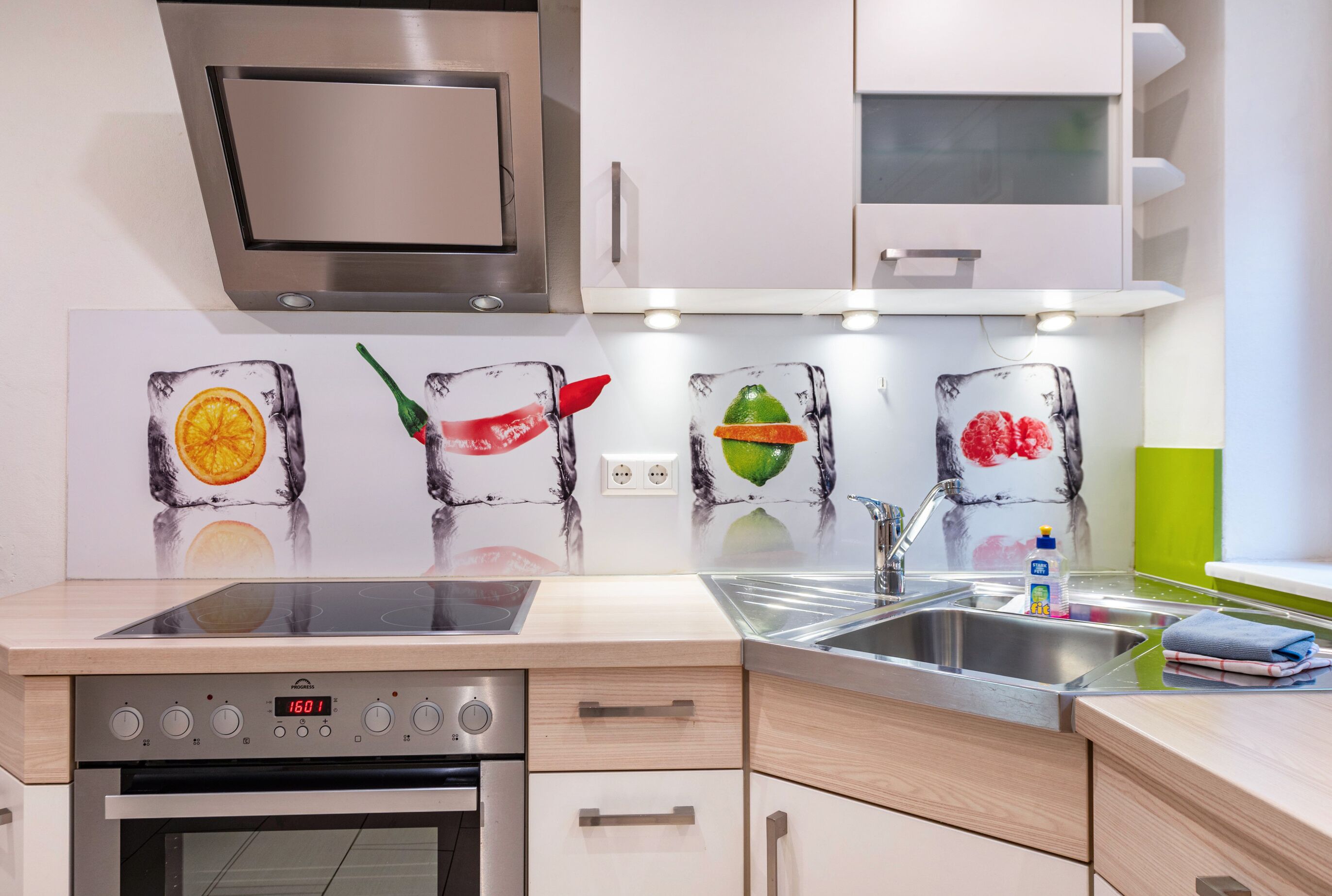 Kühlschrank, Mikrowelle, Ofen, Herdplatte