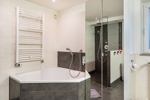 Een douche, een haardroger, handdoeken