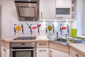 Een koelkast, een magnetron, een oven, een kookplaat