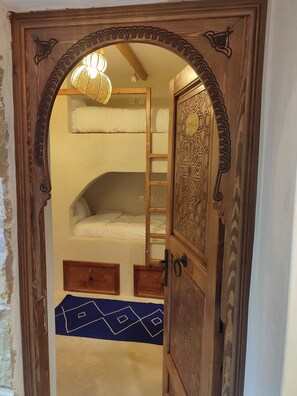4 bedrooms, free WiFi, bed sheets