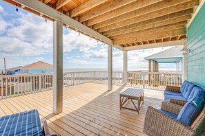 Terrace/patio - 'Footprints in the Sand' - Luxe Freeport Home! (Freeport)