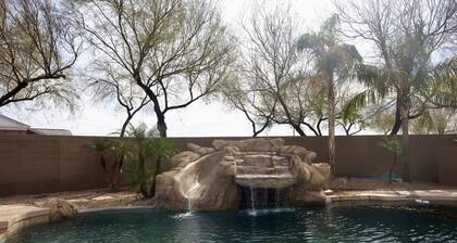 Large Spacious Home Mins from Arizona Athletics Grounds & Gilbert Regional Park.