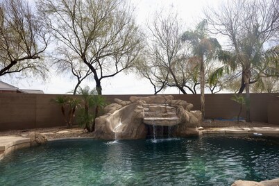 Large Spacious Home Mins from Arizona Athletics Grounds & Gilbert Regional Park.