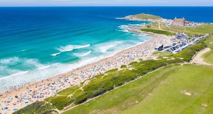 Modern Apartment nr Fistral Beach, Private Parking