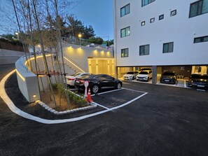 Free self parking, free valet parking - RITZ HOTEL (Sokcho)