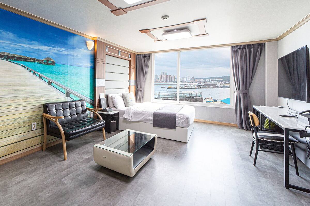 Premium bedding, soundproofing, free WiFi, bed sheets
