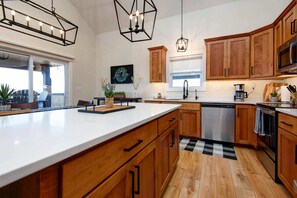 ثلاجة، ميكروويف، فرن، موقد طهي مسطح