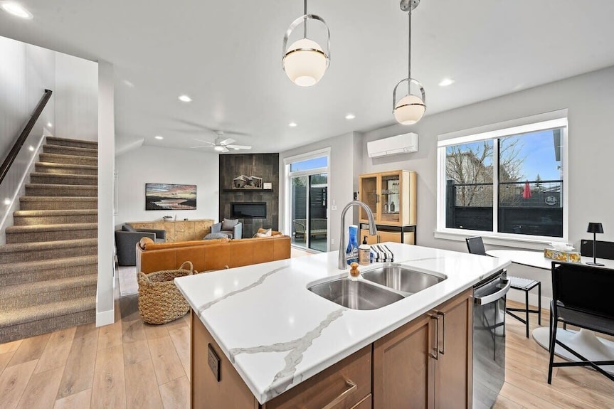 Riverfront Townhome Near Beach & Trails - Family & Couples Friendly - Coeur d'Alene, ID