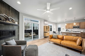 Smart TV, foosball - Riverfront Townhome near Beach & Trails - Family & Couples Friendly (Coeur d'Alene)