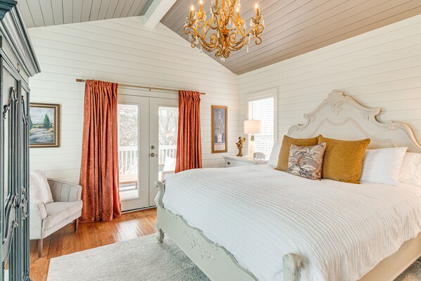 1 bedroom, desk, WiFi, bed sheets