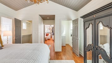 1 bedroom, desk, internet, bed sheets