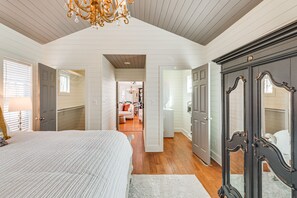 1 bedroom, desk, WiFi, bed sheets