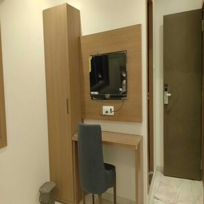 1 bedroom, desk, laptop workspace, free WiFi