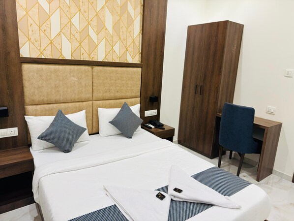 1 bedroom, desk, laptop workspace, free WiFi