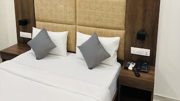 1 habitación, escritorio y espacio para trabajar con laptop