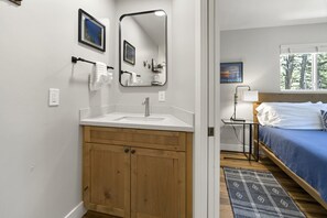 3 bedrooms, iron/ironing board, free WiFi, bed sheets - Kachina Canyon Overlook Cabin (Kachina Village)