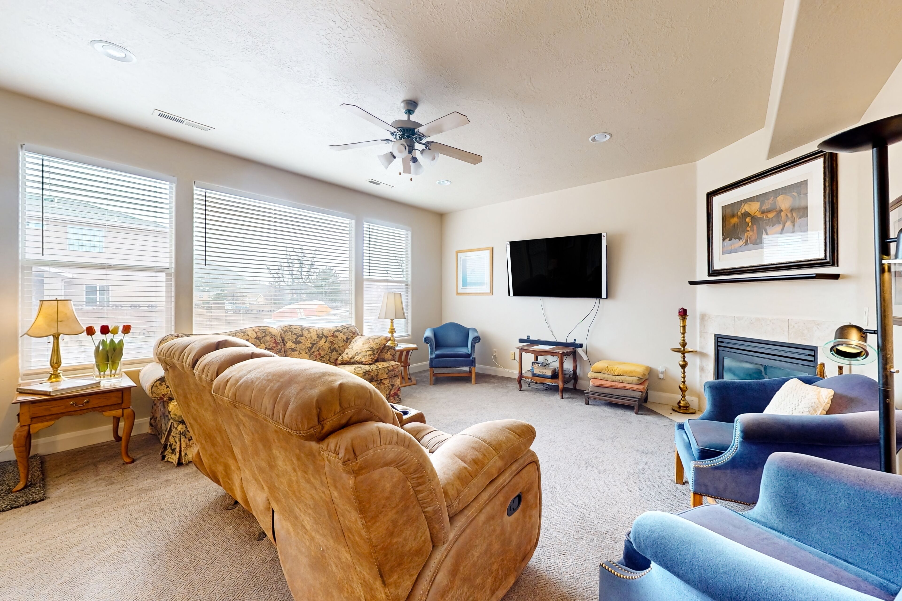 Mountain view dog-friendly home with enclosed yard, jetted tub, desk, grill, AC