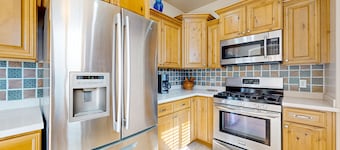 Mountain view dog-friendly home with enclosed yard, jetted tub, desk, grill, AC