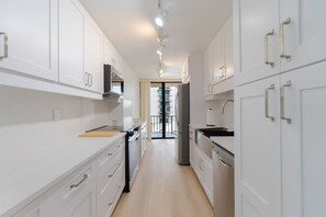 Kylskåp, mikrovågsugn, ugn och spishäll