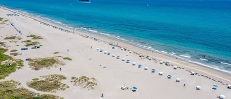 Plage, serviettes de plage, kayak, navigation en bateau à moteur