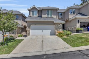 Exterior - New Hot Tub! Near Resorts: Free Ski Rental, Sleeps 11, Fireplace, Full Kitchen, Patio w/ Grill! (Cottonwood Heights)