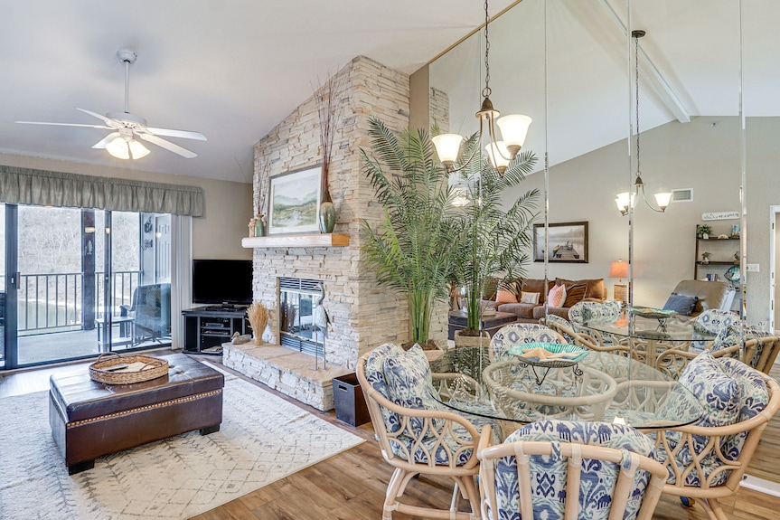 Lakefront Osage Beach Abode W/ Grill & Pool Access - Osage Beach, MO