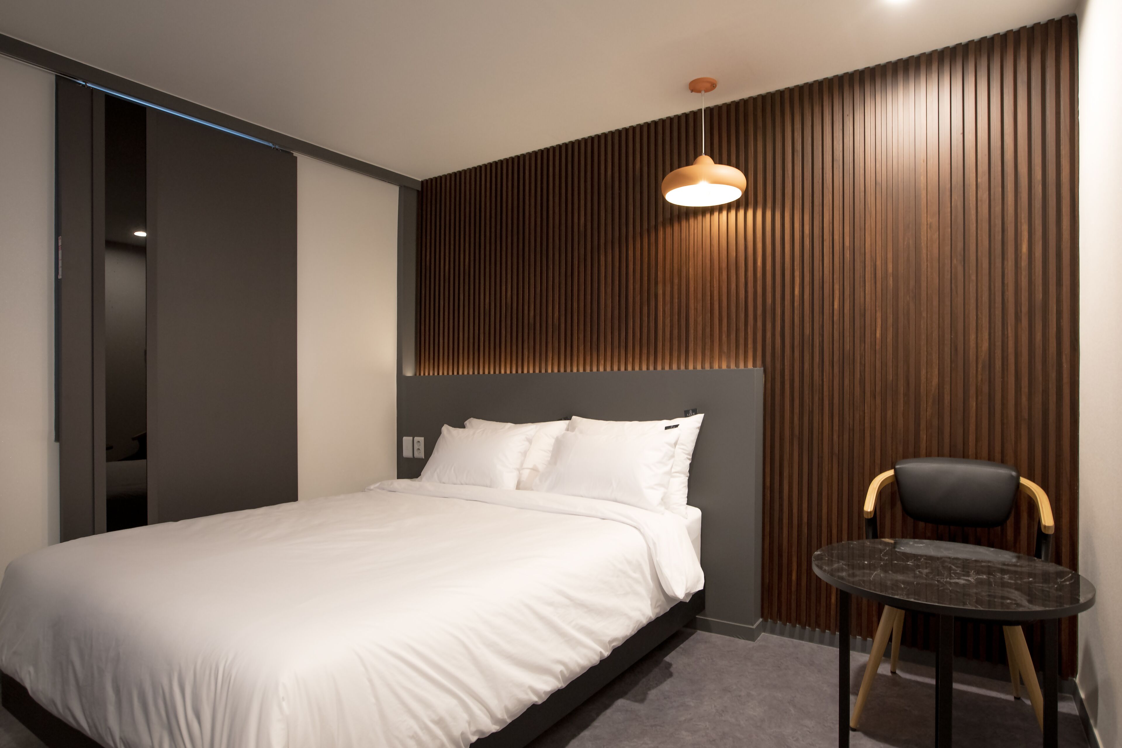 Habitación Premium doble, 1 cama de matrimonio, no fumadores | Ropa de cama de alta calidad y colchones con acolchado adicional