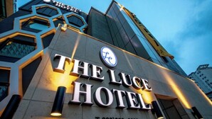 Fachada del Hotel The Luce, con su nombre y número de contacto bien visibles.