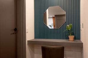Suite, 2 Schlafzimmer, Nichtraucher | Wohnbereich | 65-Zoll-Smart-TV mit Kabelempfang
