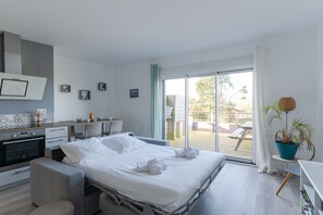 Iron/ironing board, free WiFi, bed sheets