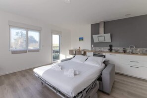 1 habitación, tabla de planchar con plancha y cuna de viaje 