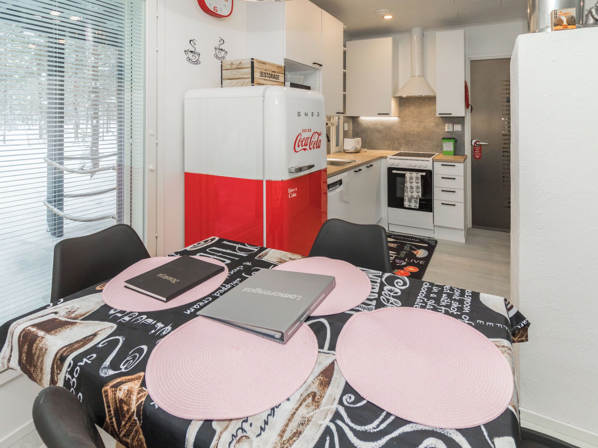 Una cocina compacta con refrigerador, microondas y estufa.