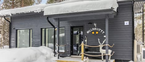 Un bâtiment à l’extérieur sombre, doté d’un porche en bois et d’une enseigne sur laquelle on peut lire « HILLANITY ».