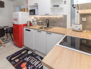 Fridge, microwave, dishwasher, cookware/dishes/utensils