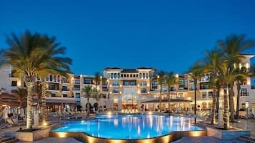 Una piscina al aire libre, una piscina climatizada