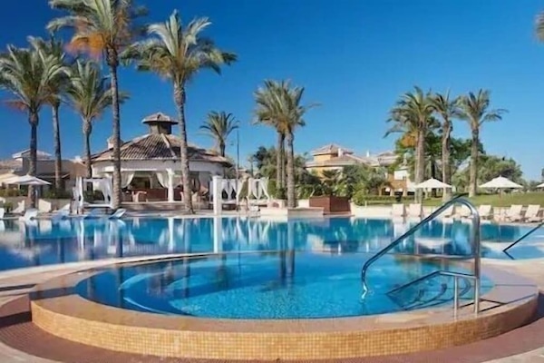Outdoor bar & pool