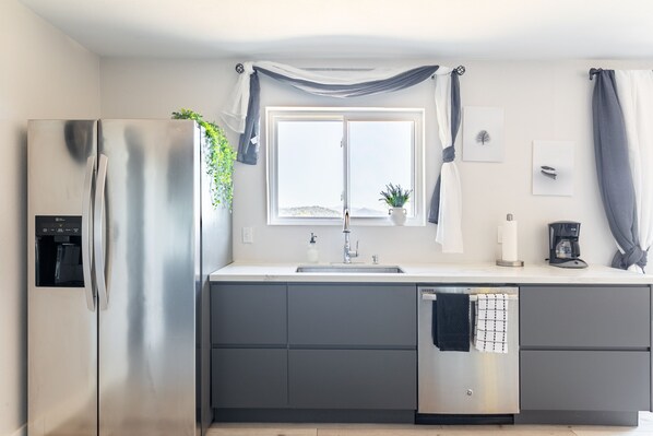 Kühlschrank, Mikrowelle, Ofen, Herdplatte