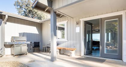 Rolling Oaks Ranch: Private Lakefront Farm Stay on 235 Acres