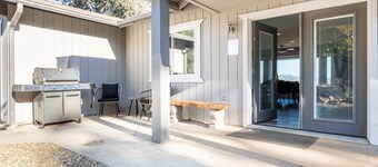 Rolling Oaks Ranch: Private Lakefront Farm Stay on 235 Acres