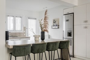 Réfrigérateur, four à micro-ondes, un four, surface de cuisson