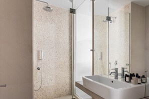 Shower, hair dryer, towels, soap - Contemporary Bliss 2BR Apartment in Athens (Athina)